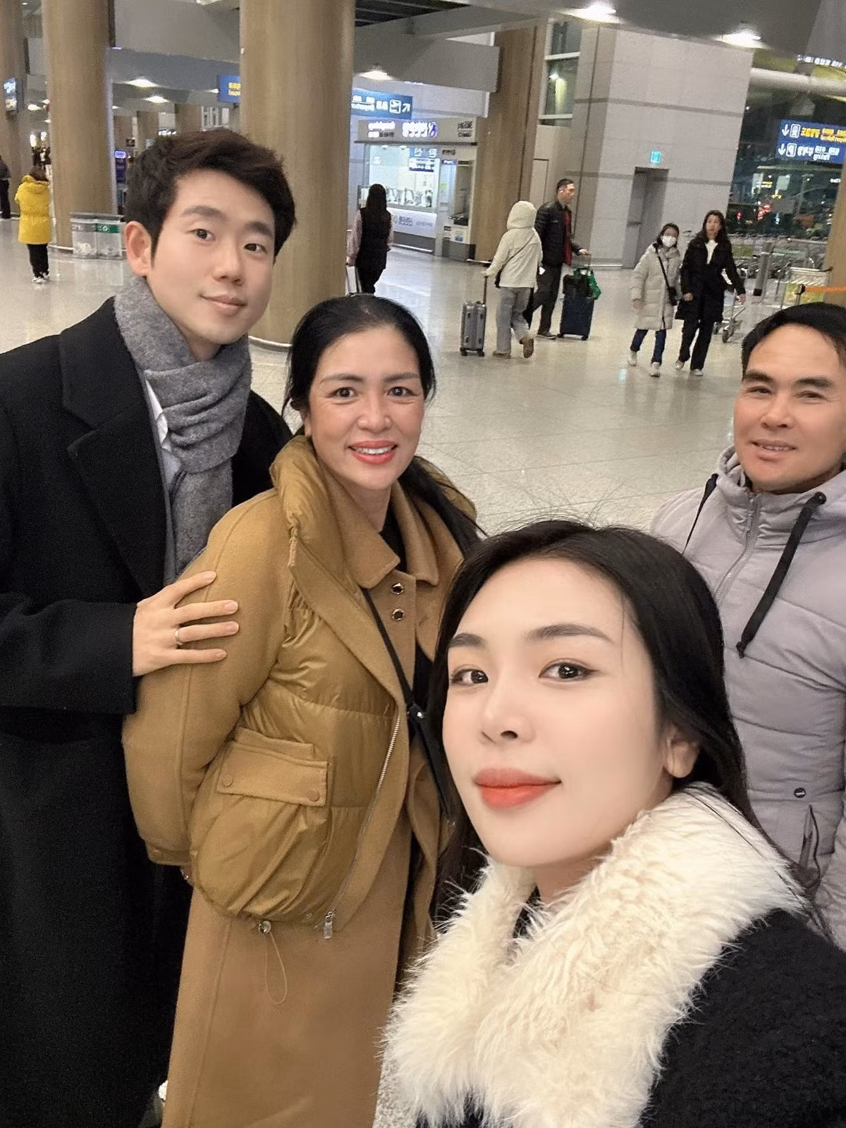 Hương Nổi viết thêm: "Mình là người kinh doanh suốt 8 năm tại Hàn nên có rất nhiều các đối thủ muốn mượn câu chuyện thêu dệt này. Để muốn hạ thấp danh dự của mình, bằng việc bịa đặt chuyện về vợ chồng mình và gia đình mình Làm ơn dừng lại đi ạ. Những lời bịa đặt vô căn cứ như thế có thể giết chết một con người đấy ạ...