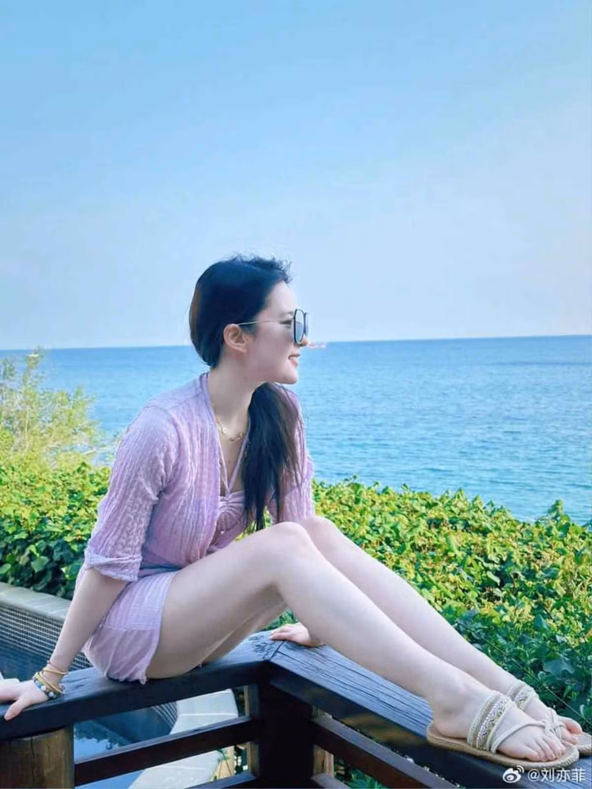 Nữ diễn viên thường giữ trạng thái một năm đóng một phim, thậm chí lâu hơn. Sau khi hoàn tất vai diễn, Lưu Diệc Phi dành thời gian du lịch hoặc đọc sách, nghỉ ngơi, chăm sóc đàn mèo lên tới hàng chục con.