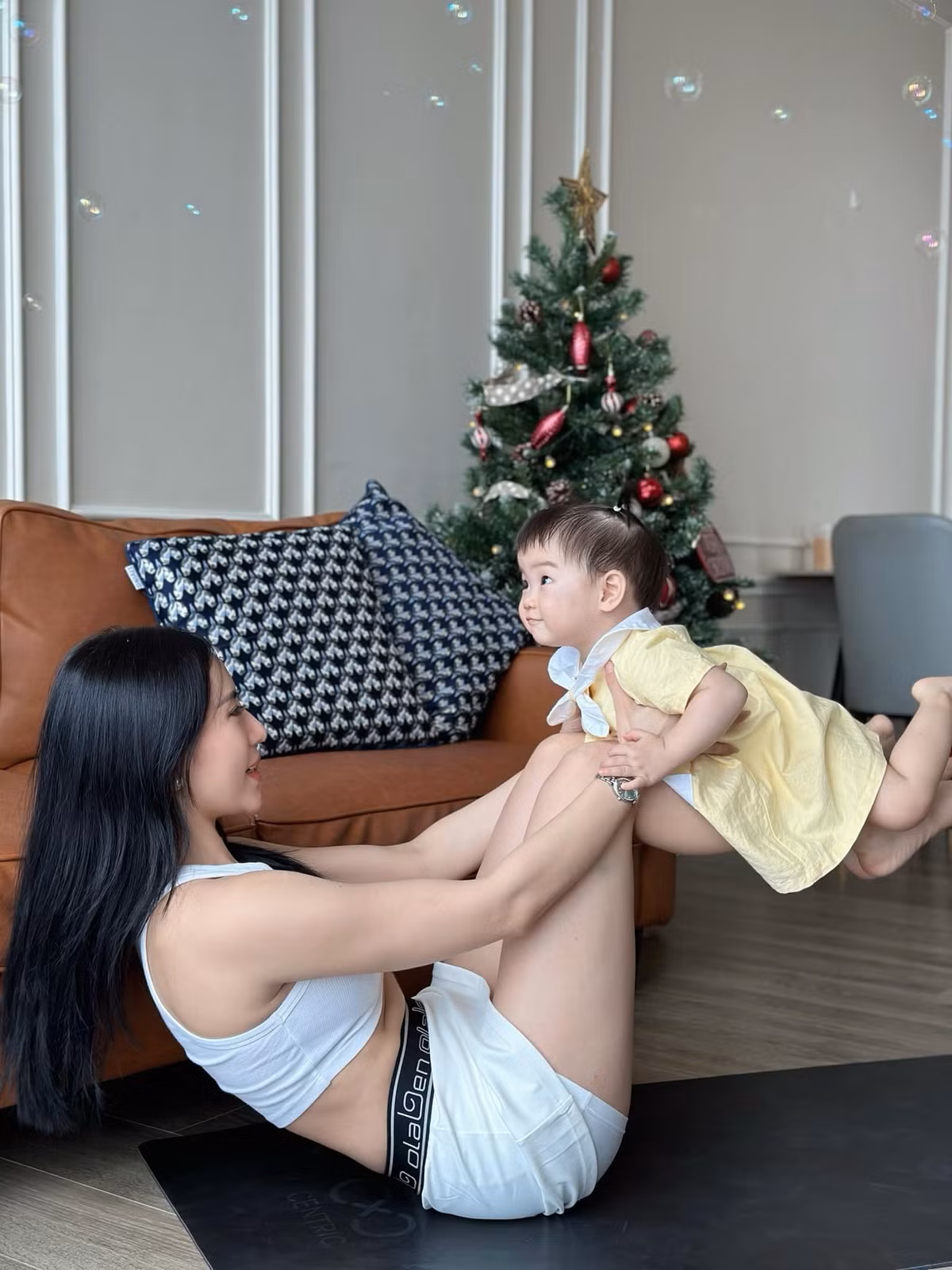 Trang Lê vui vẻ bên tiểu công chúa mỗi khi trở về nhà.