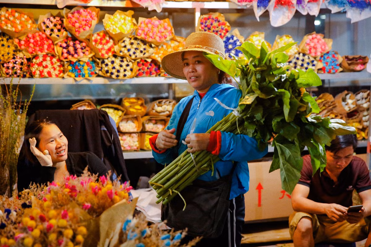 Ngoài những loại hoa truyền thống như hoa ly, hoa thược dược thì tại chợ hoa Quảng An còn có nhiều loại hoa nhập ngoại với hương, sắc thu hút khách mua.