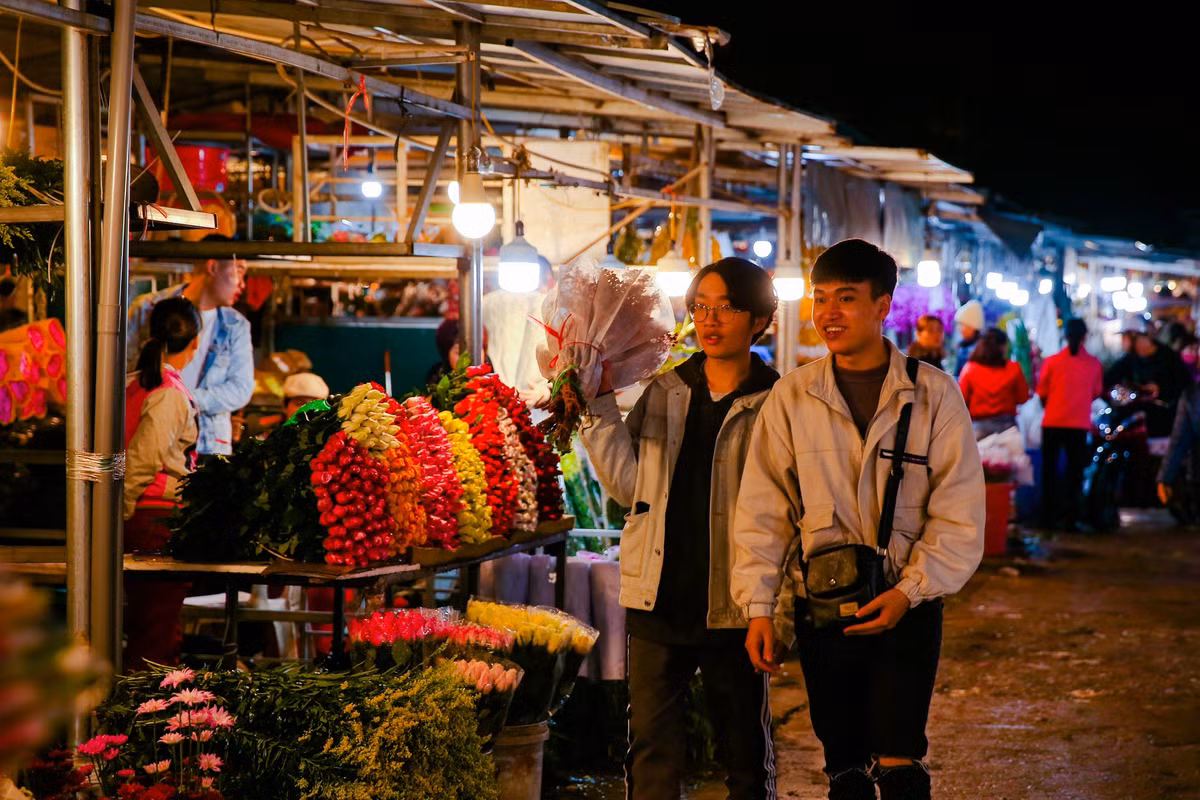 Không giống như chợ hoa Hàng Lược buôn bán về sáng thì chợ hoa Quảng An lại tập nập về buổi đêm.