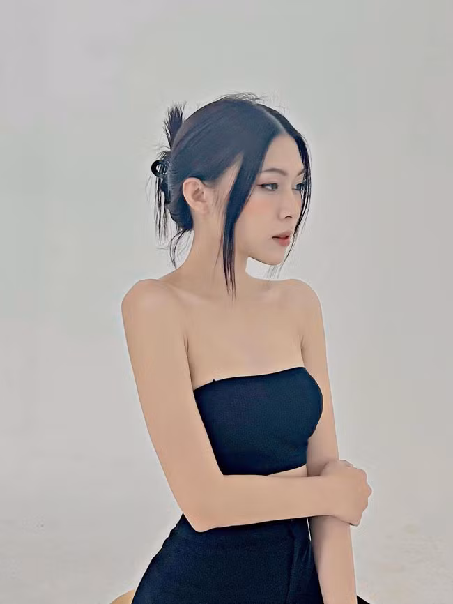 Khi còn mang thân hình con trai, Khánh An khá gầy gò. Cô nàng có tên khai sinh là Thế Anh.