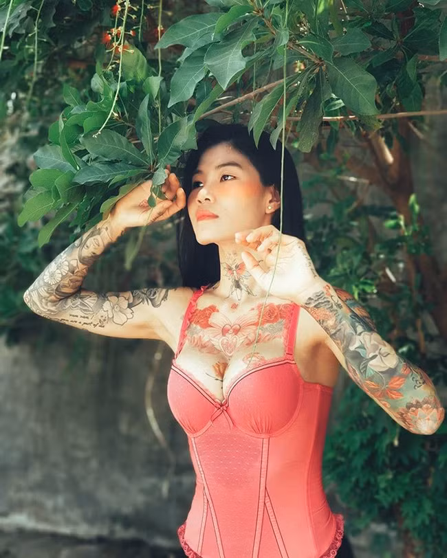 Trước đây, Minh Thái từng là sinh viên của trường Học viện Hàng không Việt Nam. Đến năm thứ 3, cô quyết định bỏ học để theo đuổi con đường trở thành nữ thợ xăm chuyên nghiệp.