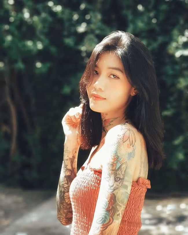 Trái ngược với hình dung của nhiều người về cô nàng “xăm trổ”, Minh Thái hết sức ngọt ngào. Cô sở hữu vẻ ngoài nữ tính, gợi cảm, nụ cười tươi tắn.