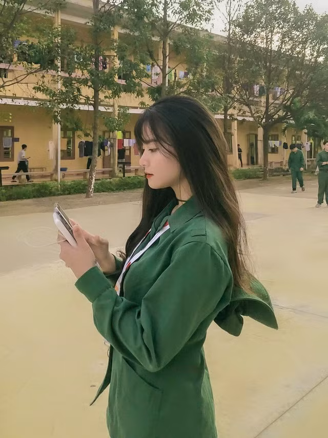 Ngoài thời gian trau chuốt về vẻ đẹp tri thức, Thục Linh còn rất đầu tư về ngoại hình bằng cách chăm sóc da, ăn uống lành mạnh và tập thể dục thường xuyên.