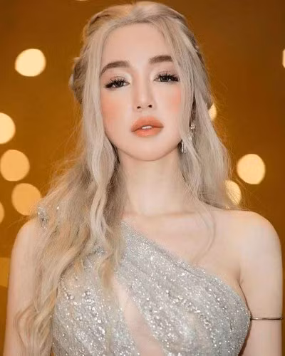 Hậu lùm xùm, bà mẹ 2 con cũng bắt đầu quay trở lại công việc với tâm thế lạc quan, mạnh mẽ khiến dân tình vô cùng vui mừng.