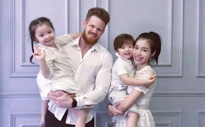 Elly Trần tiết lộ cuộc sống của cô rất bận rộn, ngày chỉ được ngủ 3-4 tiếng, thời gian còn lại cô dành để làm việc và chăm con.