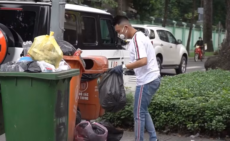 Dù giàu có hay sang chảnh tới đâu thì giây phút không ngại gian khổ dấn thân vào nơi heo hút, bùn đất ngập đầy sau lũ, gặp gỡ bà con khổ cực khắc phục hậu quả thiên tai của Minh Nhựa cũng để lại ấn tượng vô cùng tốt đẹp trong mắt mọi người.