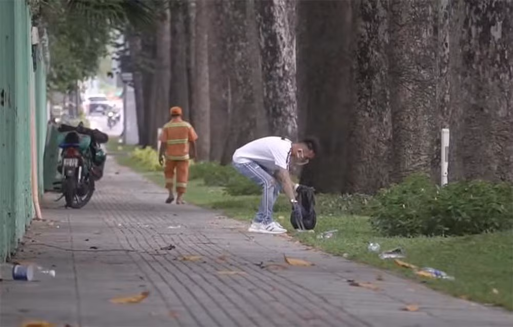 Khoảnh khắc gần gũi thân thiện của Minh Nhựa khiến nhiều người cảm thấy ngưỡng mộ anh vô cùng.