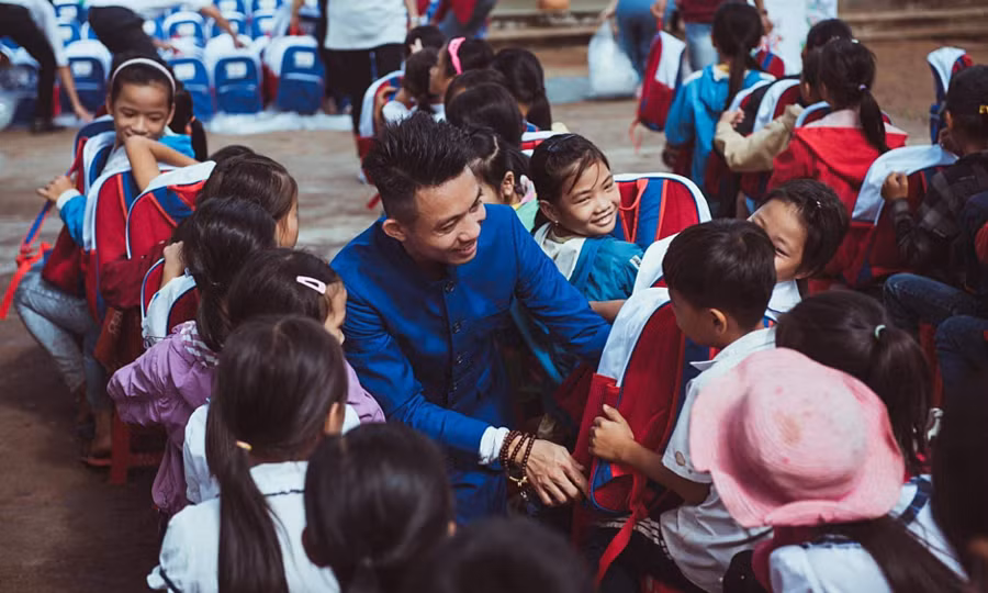 Nhìn đại gia Minh Nhựa trong bộ đồ giản dị, cùng vợ cười tươi giữa những phụ nữ và trẻ em đi chân đất ở Quảng Bình, quả thực chẳng ai nhớ đến việc anh là ai, giàu có ra sao.