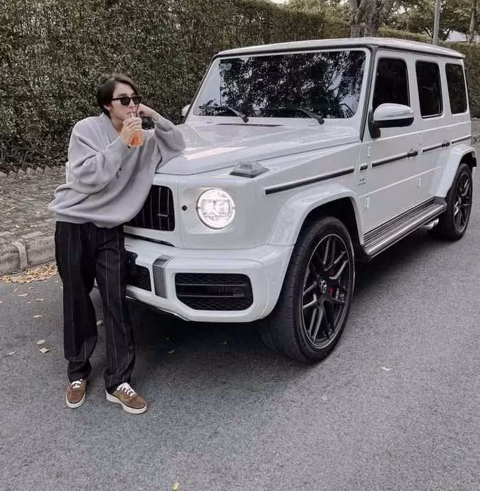 Xuyên suốt khung hình, người đẹp diện trang phục nữ tính "đốn tim" không ít khán giả.