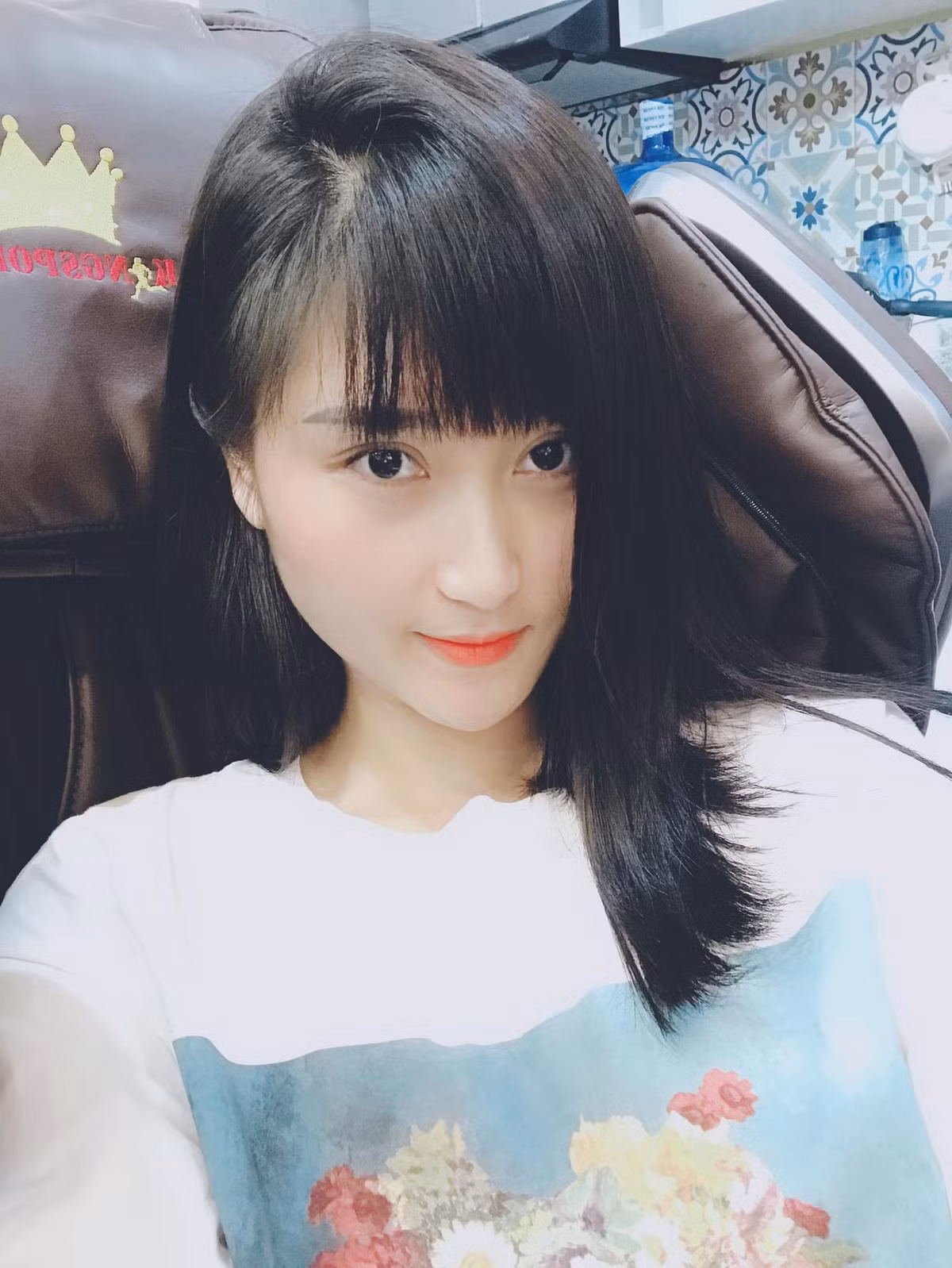 Điển hình thợ cắt tóc cho Thuỳ Dương ngợi khen: “Cắt xong mái tóc cho em ấy, nhìn hai em giống như hai giọt nước”.