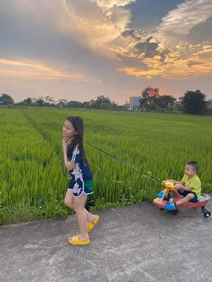 Đi kèm bức, tác giả bài viết cũng kèm theo dòng trạng thái "Đang vui thì đứt dây đàn. Mình đăng vui vẻ giải trí chút nhé, mọi người vào xem từng ảnh để trở về tuổi thơ".