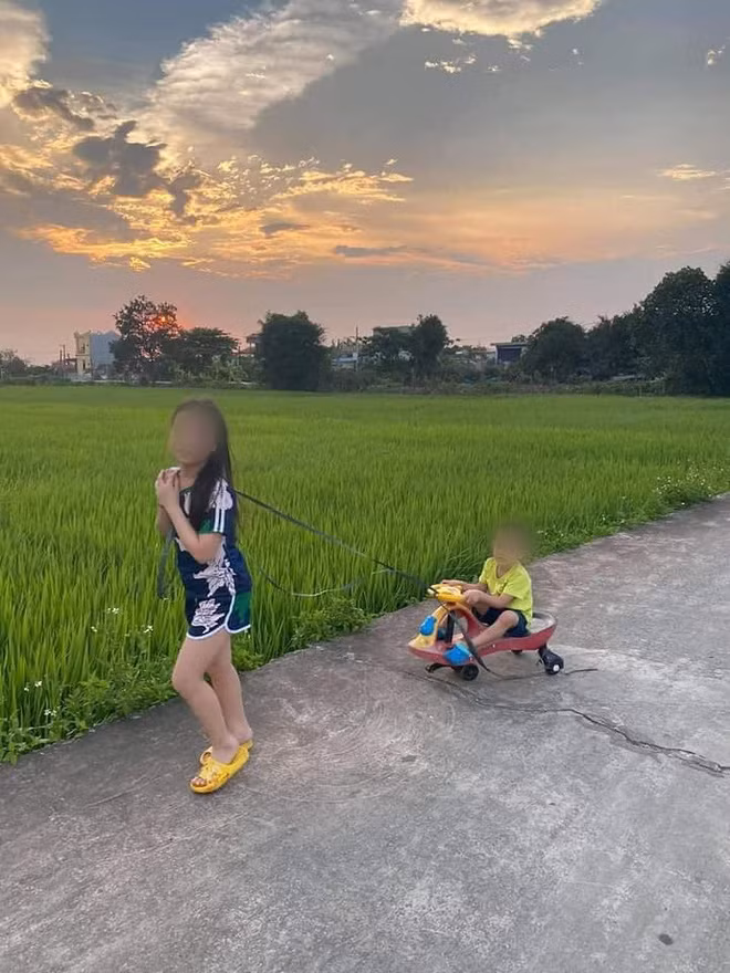Dắt em đi chơi, cô chị có pha xử lý khiến netizen cười "ngả nghiêng" Dat em di choi, co chi co pha xu ly khien netizen cuoi
