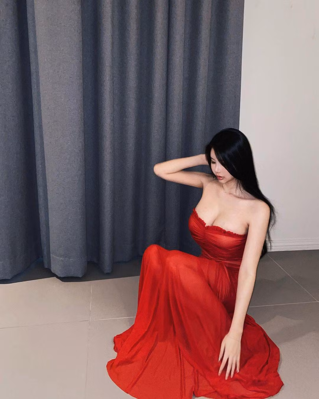 Được biết đến với quốc tịch Hàn Quốc nhưng hiện tại, Baek Si Young đang sinh sống và làm việc tại Anh.