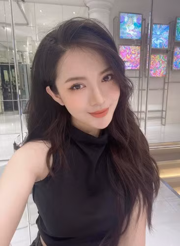 Trên trang cá nhân Tú Linh rất chăm chỉ chụp ảnh nghệ thuật, để lộ sắc vóc thăng hạng hơn hẳn so với thời mới nổi tiếng.