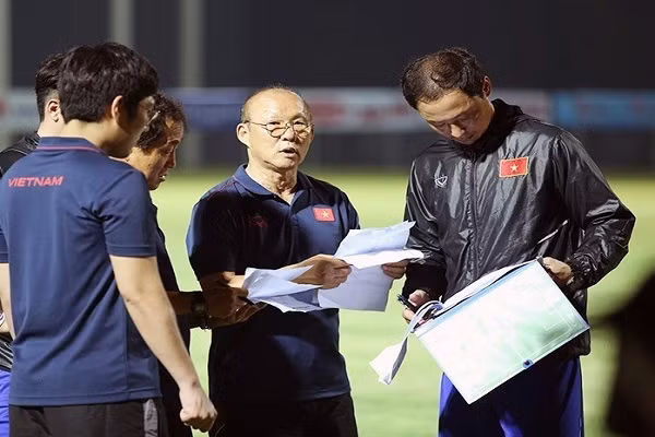 Tai sao HLV Park Hang Seo noi nuoc doi khi bi hoi chuyen hop dong?