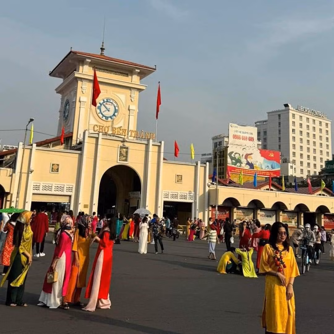 Thời điểm trước Tết Nguyên Đán, nhất là vào cuối tuần, đi ngang qua con phố tại Hà Nội và TP HCM ai cũng choáng ngợp trước khung cảnh dòng người đua nhau chụp ảnh áo dài Tết.
