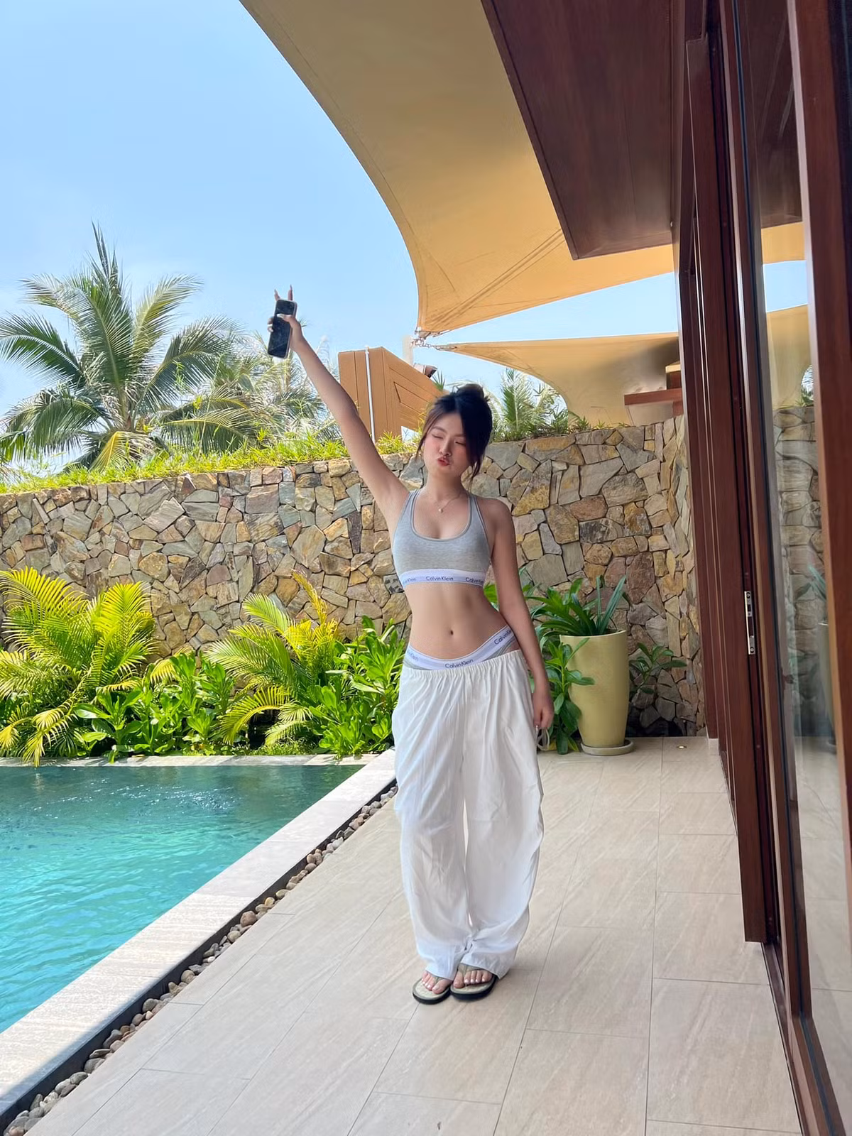 Thi thoảng, người đẹp SN 2000 "đổi gió" bằng việc chuyển hướng sang phong cách dễ thương, nhiều màu sắc.