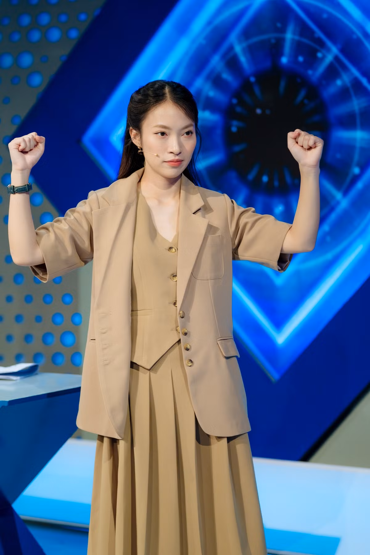Một số thành tích hoạt động ngoại khoá ấn tượng của MC Khánh Vy có thể kể đến như: Đại diện thanh niên Việt Nam thuyết trình tại hội nghị Hành trình tiểu vùng sông Mê Kông lần thứ 13 do Trung Quốc và Thái Lan tổ chức; 1 trong 4 đại diện châu Á tham gia Ambassador Tour tại Washington, Mỹ.