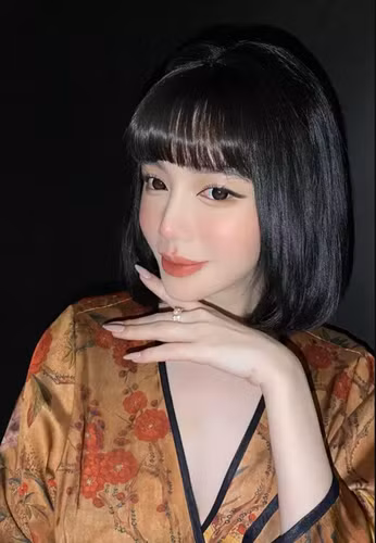 Ngoài ra, Elly Trần cho hay nhìn cô khác bình thường là do vừa make up để đi chụp hình, chưa tẩy trang nên mọi người không quen.
