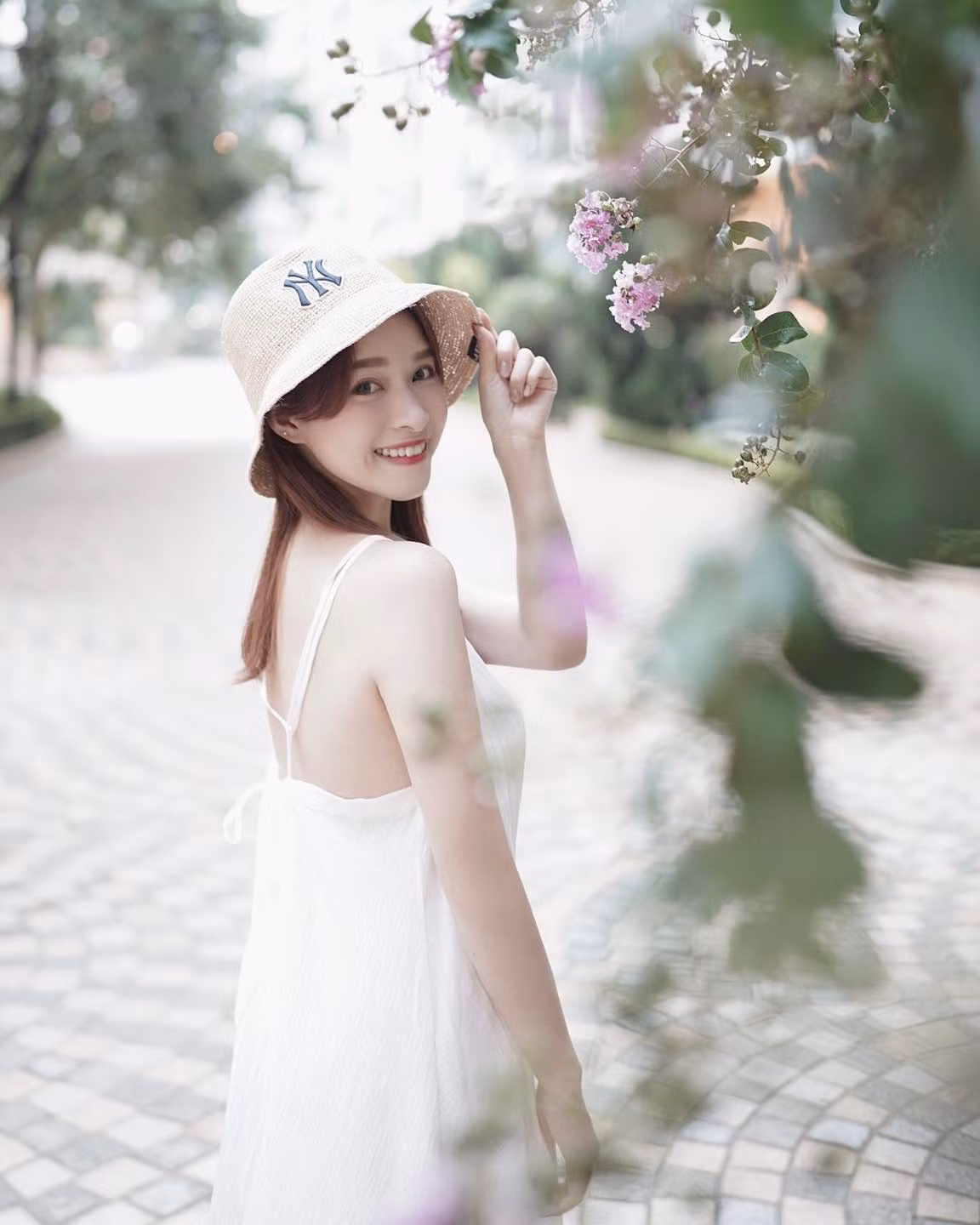 Bên cạnh công việc MC, Lý Mạn Oánh là người mẫu được yêu thích ở Hong Kong. Nhờ thân hình gợi cảm, cô thường được mời làm mẫu nội y, thời trang.
