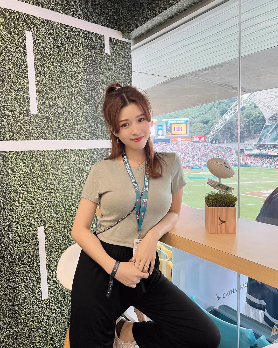 Dưới phần bình luận, nhiều fan nam khẳng định sự xuất hiện của Lý Mạn Oánh khiến nhiều người hâm mộ thể thao tại sân vận động "mất tập trung" vì không thể theo dõi được các trận đấu.