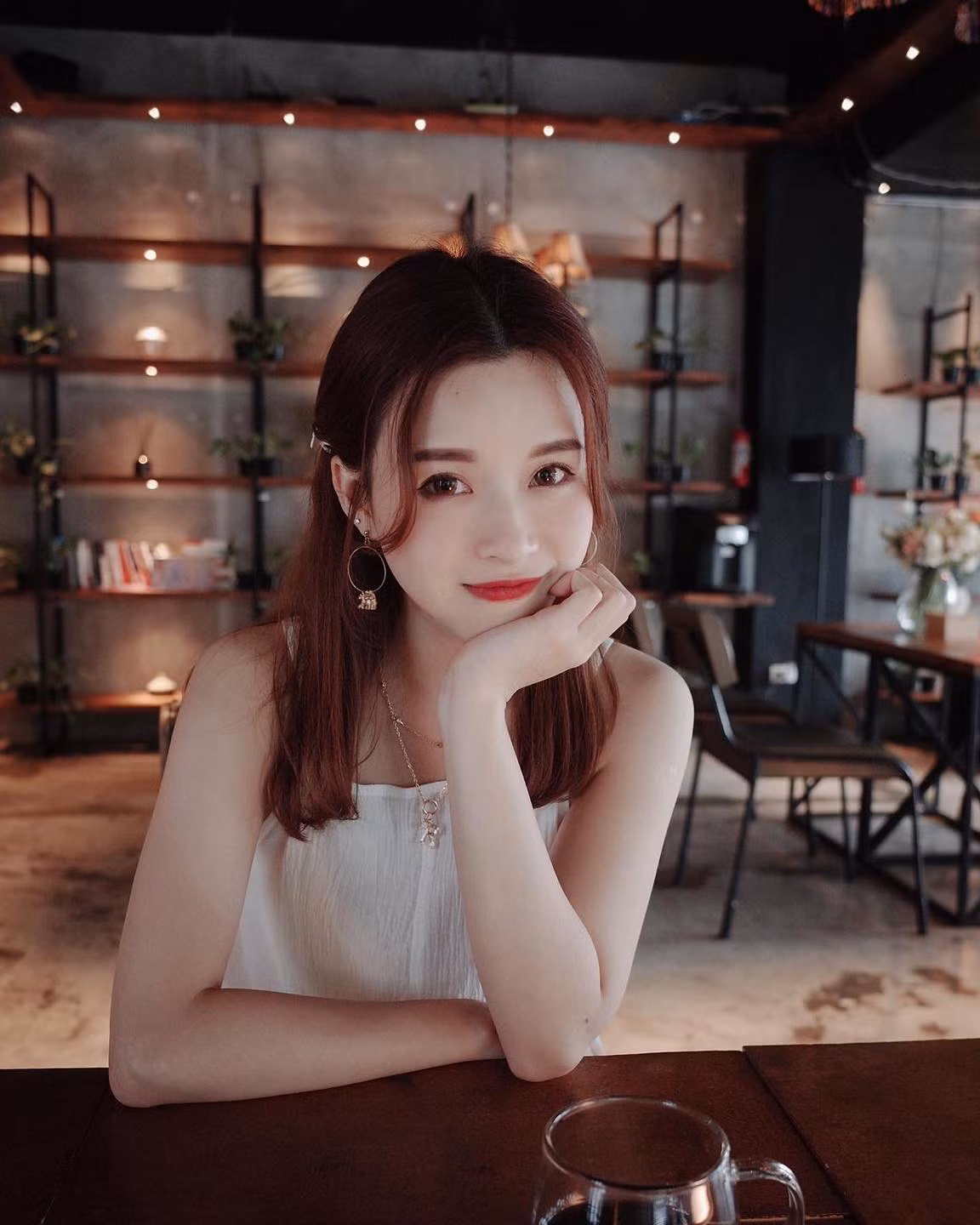 Về đời tư, người đẹp sinh năm 1990 hiện đang hẹn hò với một nhà tạo mẫu tóc đồng tính giàu có tên Joe.