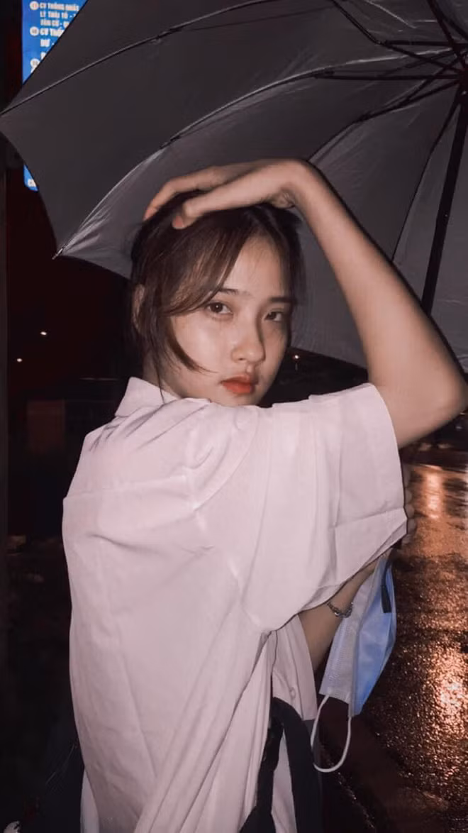 “Em rất bất ngờ khi thấy ảnh mình trên page, em mới biết khi được bạn bè tag vào thôi. Hôm đó em đi chơi với bạn, đúng hôm mưa to mà không có áo mưa nên phải vào trú tạm. Đang buồn lắm, mặt ỉu xìu, vậy mà lại được anh kia chụp lại. Lúc chụp thì em không biết, có lúc cũng nhìn thấy anh ý cầm máy ảnh, nhưng em tưởng anh ý chụp cảnh trời mưa thôi". Nữ sinh Thái Nguyên chia sẻ với báo chí.