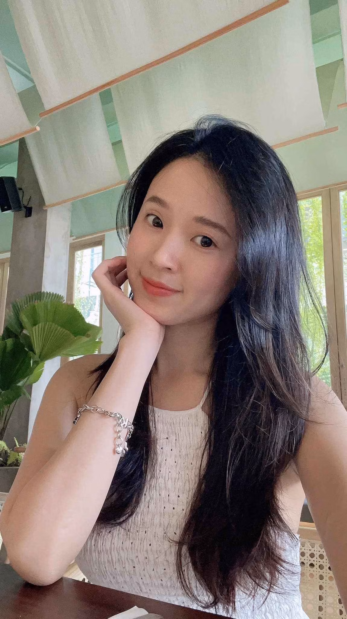 Midu sở hữu khối tài sản kếch xù, sổ đỏ tính bằng chục, lái xe sang, đồ hiệu không kể hết,... Dẫu vậy, về đời sống tình cảm, người đẹp vẫn lẻ bóng.
