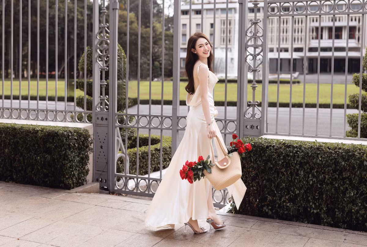 Trước đó, Minh Anh được truyền thông lẫn người hâm mộ ưu ái gọi là 'Nàng thơ xứ Nghệ' hay 'Bản sao hoa hậu Đặng Thu Thảo'.