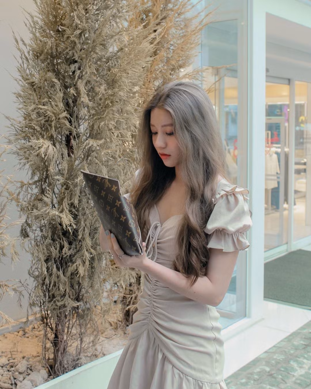 Không chỉ xinh đẹp, Bâu còn cực kỳ giỏi kinh doanh, làm ăn. Cô nàng không buôn bán online trên Instagram mà có hẳn một thương hiệu riêng về skincare và chăm sóc tóc.