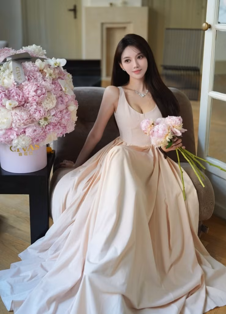 Trên trang cá nhân tháng 5, người mẫu phủ nhận tin đồn: "Tôi không liên quan chuyện họ ly hôn, đừng đồn đoán lung tung nữa". Phía Diệp Kha từng đâm đơn kiện những người đăng bài bôi xấu cô.