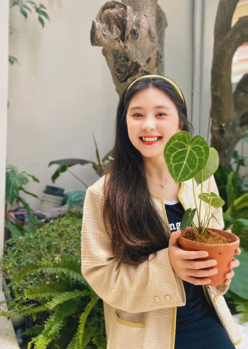 Đối với Bích Ngân, việc nhận được sự quan tâm của nhiều người trên mạng xã hội không được xem là "mối phiền". Cô bạn thích thú khi có thêm bạn bè đến từ khắp mọi nơi. Hơn nữa, việc sở hữu lượt tương tác ổn cũng giúp Ngân xây dựng hình ảnh cá nhân tốt lên.