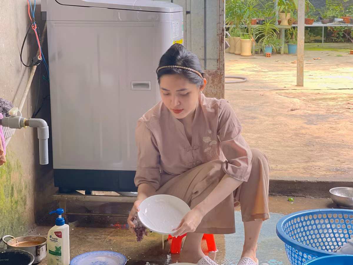 Tình hình dịch bệnh ngày càng phức tạp, số lượng người chết ngày càng gia tăng khiến Chi và các cộng sự căng mình từ sáng đến tối. Nhiều khi không có thời gian nghỉ để ăn cơm, cô và mọi người tranh thủ ăn ổ bánh mỳ trên xe.