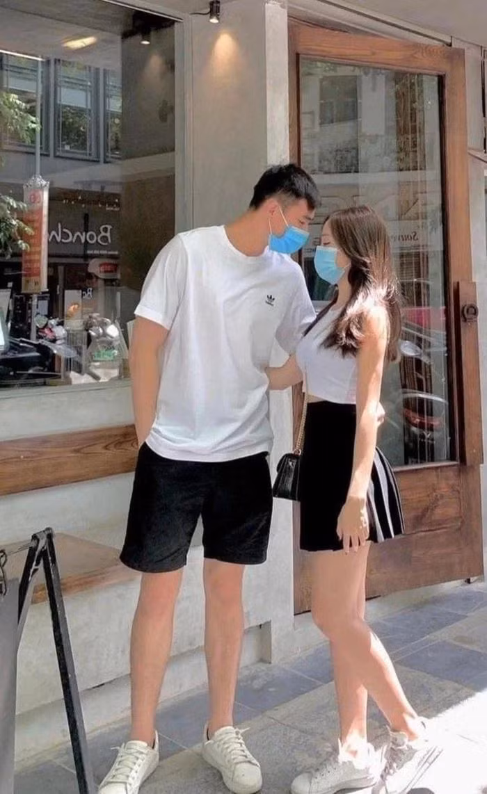 Là một người kín tiếng trên mạng xã hội, Hà Dương chưa từng đăng ảnh cặp đôi và cũng hạn chế chia sẻ thông tin cá nhân. Thế nhưng, cô lại thoải mái chia sẻ những bài đăng cổ vũ Văn Chuẩn và đồng đội.