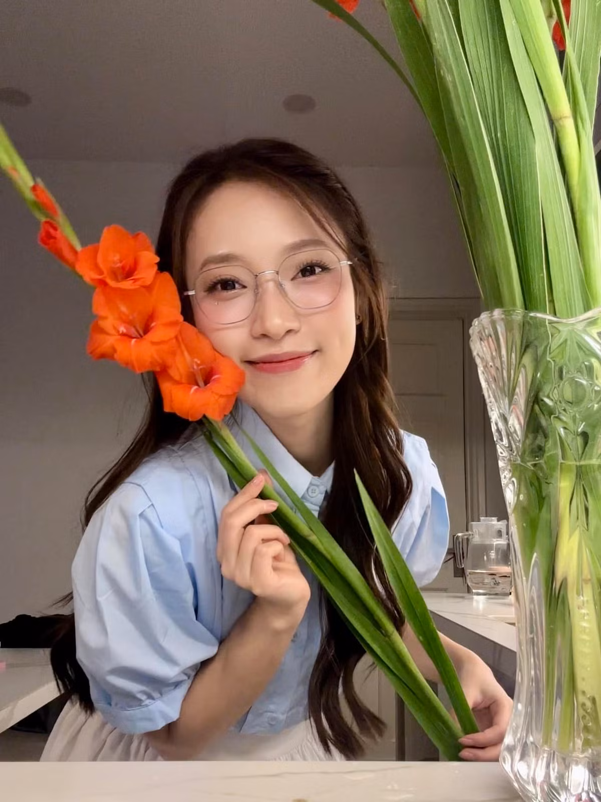 Khánh Vy cũng được biết đến là người con hiếu thảo với cha mẹ. Cô mua mảnh đất đầu tiên tặng cha mẹ năm 20 tuổi.