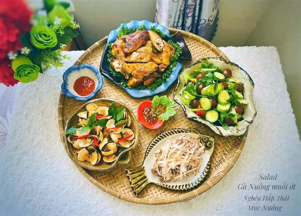 Vẫn những món ăn quen thuộc nhưng vì biết cách bày biện nên loạt mâm cơm nhà nấu của Nhung hấp dẫn hơn hẳn.