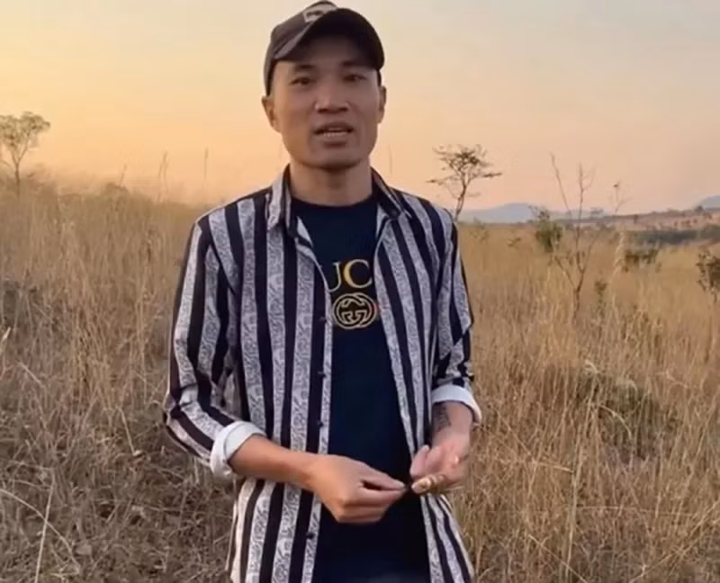Sau nhiều ngày Quang Dũng không ra video mới, trước thắc mắc của khán giả, Quang Linh đã lên tiếng giải thích. Theo đó, nam Youtuber cho biết, thành viên team châu Phi đã mắc bệnh sốt rét nhiều năm qua. Ở châu Phi, điều kiện y tế lại thiếu thốn nên không thể chữa dứt điểm căn bệnh này mà ngược lại càng trở nên trầm trọng.