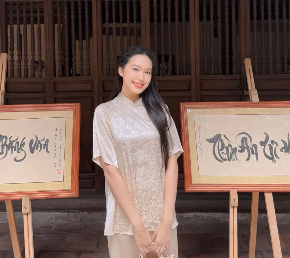 Tiểu thư Hà thành chỉ trang điểm nhẹ nhàng, mái tóc tạo kiểu công chúa buông lơi vẫn đủ thu hút.