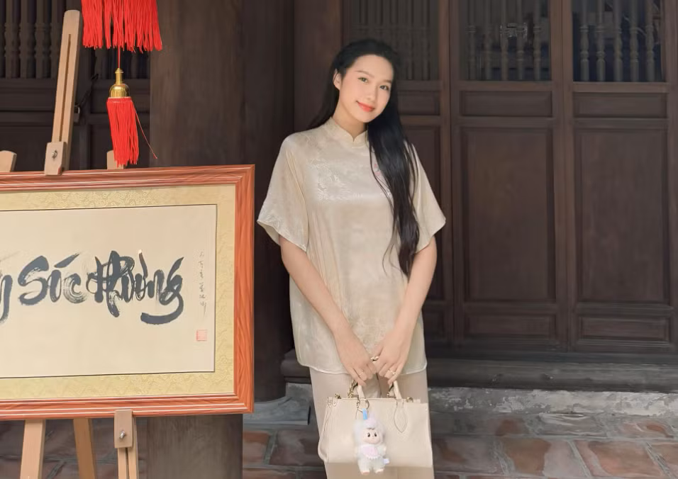 Đặc biệt, đôi môi sau can thiệp thẩm mỹ càng tươi thắm, duyên dáng giúp Doãn Hải My có nụ cười thêm phần rạng rỡ, toả sáng.
