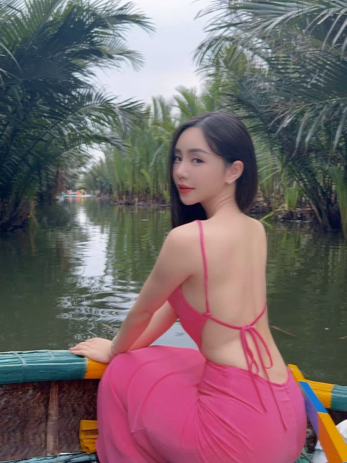 Người đẹp không ngần ngại diện những "bộ cánh" trễ nải. Trong một lần du lịch tại vùng sông nước, Quỳnh Kool diện nguyên set hồng nổi bật.