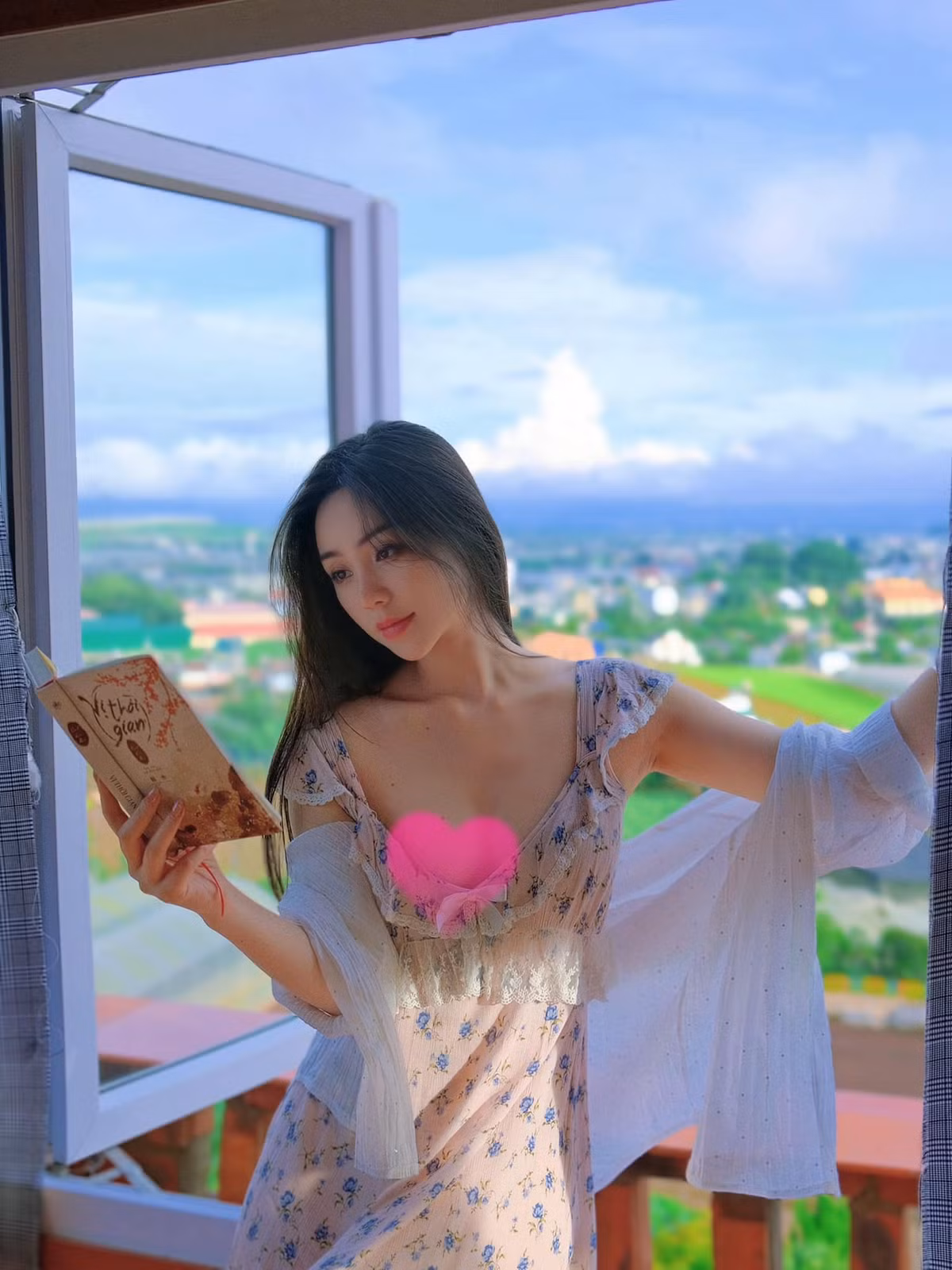 Thông thường, nữ diễn viên sẽ "trưng dụng" loạt váy áo này trong những chuyến vui chơi hoặc trong những buổi cà phê gặp gỡ bạn bè.
