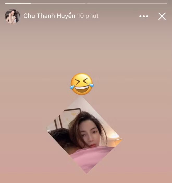 Dân mạng còn nói đùa rằng có khi đây là "hôn môi xa" của Chu Thanh Huyền cho Quang Hải ngắm.