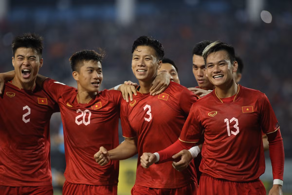 Viet Nam 3-0 Malaysia: Ha dep doi thu, lay lai ngoi dau bang
