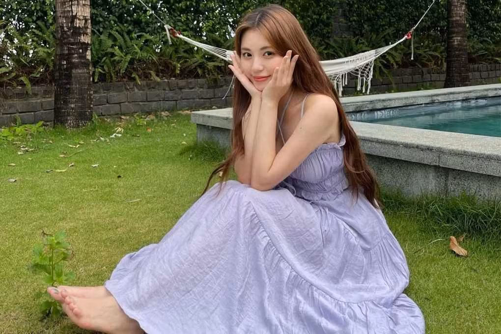 Đằng sau vẻ ngoài dễ thương, trong sáng là Young Ju với vóc dáng thon gọn, quyến rũ.