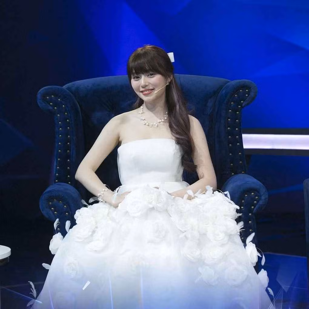 Young Ju (tên đầy đủ Jo Young Ju, SN 1995) là ca sĩ, diễn viên người Hàn Quốc. Cô được biết đến nhiều hơn khi tham gia chương trình tuyển chọn thần tượng nổi tiếng "Idol School" của Mnet và dừng chân ở vị trí thứ 25 chung cuộc.