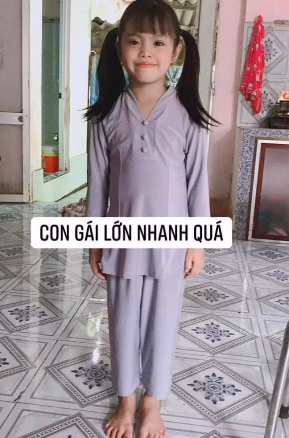 Mới đây trên trang cá nhân, hiện tượng mạng xã hội Phượng "thị nở" gây chú ý khi cập nhật dòng trạng thái mới. Lên sóng lần này không phải là bà mẹ trẻ mà là cô con gái riêng của Phượng cùng chồng trước.