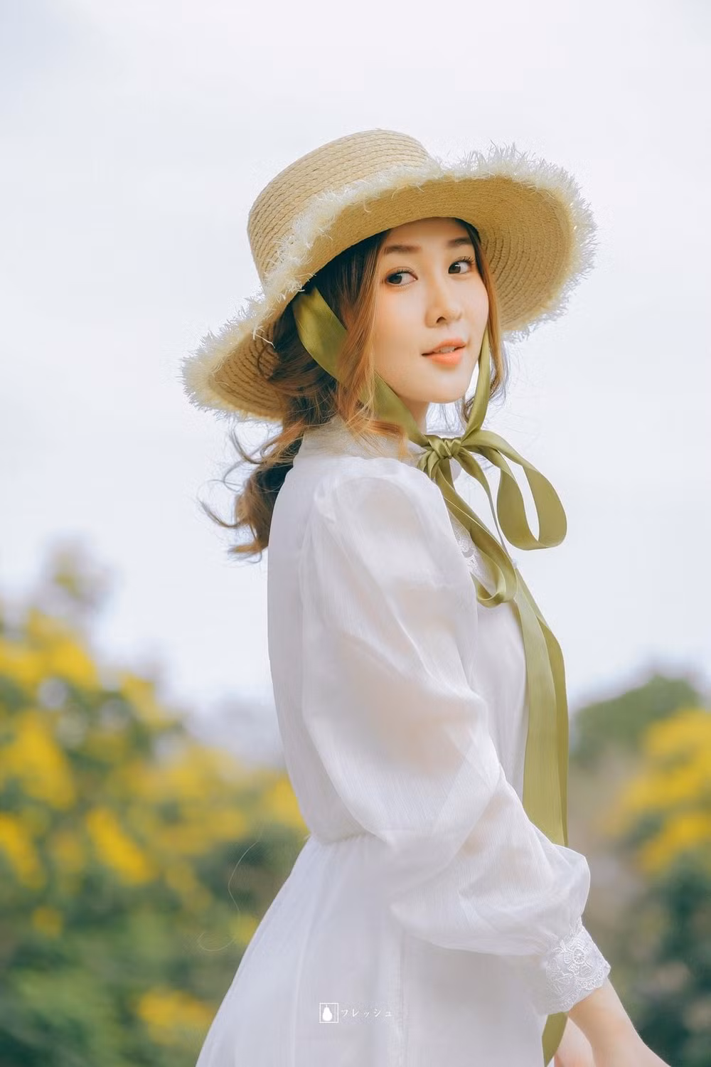 Ngoài việc là thành viên của nhóm hài, hot girl Ribi Sachi còn mở rộng sự nghiệp của mình trên con đường làm người mẫu ảnh và là gương mặt được rất nhiều nhãn hàng thời trang ưa chuộng.