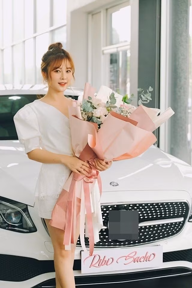 Cuộc sống đời tư của Ribi Sachi khá kín tiếng và giản dị nhưng cô cũng được đánh giá là hot girl 9X sở hữu mức độ giàu có "không phải dạng vừa". Cách đây chưa lâu, cô nàng khiến CĐM không khỏi xuýt xoa khi tậu chiếc xế hộp hạng sang có giá lên đến hơn 2 tỷ đồng.